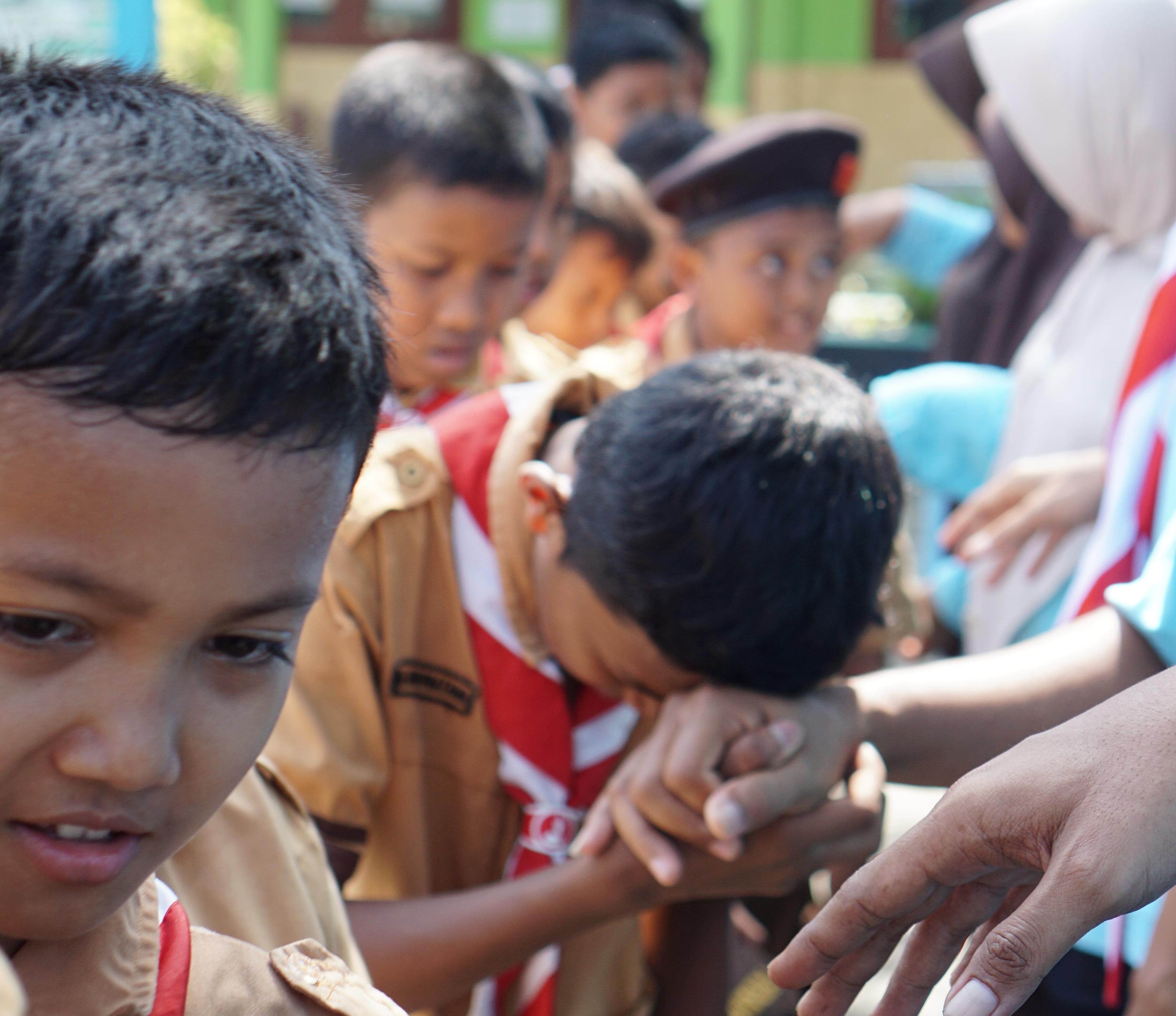 Selamat Pagi! Yuk, Bersalaman dengan Bapak dan Ibu Guru